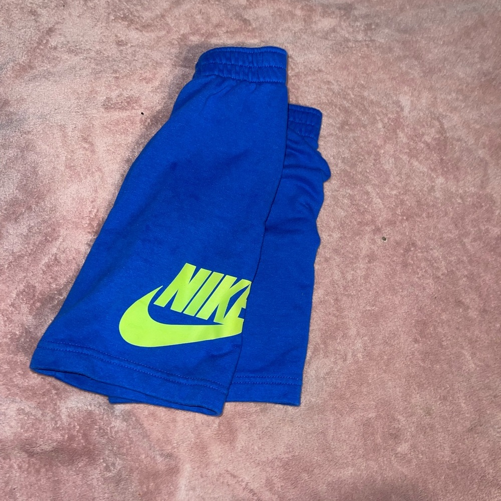 Boys size 7 nike shorts